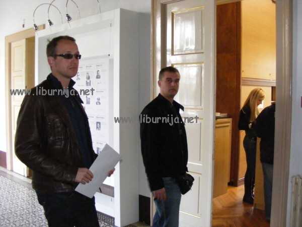 Liburnija.net: Robert Kurelić i Sandi Kršanac prilikom predaje Zahtjeva ispred pisarnice @ Grad Opatija