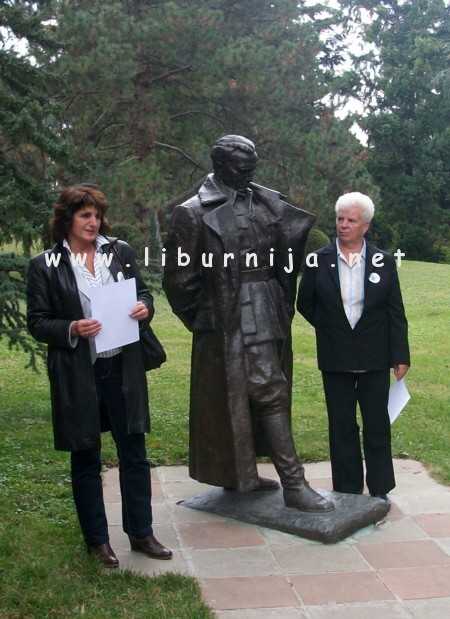 Liburnija.net: Suzi Cvjetković i Marina Česen ispred Kuće cvijeća na Dedinju čitaju svoje prigodne uratke