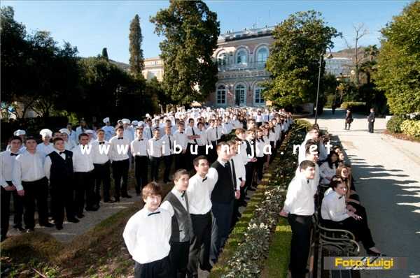Liburnija.net: Zajednička fotografija učenika Ugostiteljske škole @ Opatija