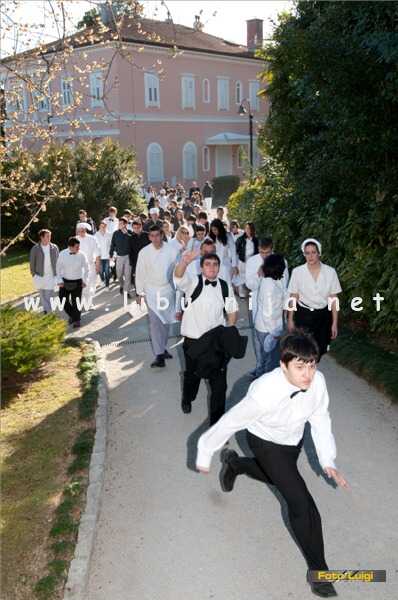 Liburnija.net: Zajednička fotografija učenika Ugostiteljske škole @ Opatija