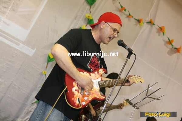 Liburnija.net: Ravnatelj Fredi Glavan s crvenim Stratocasterom... 