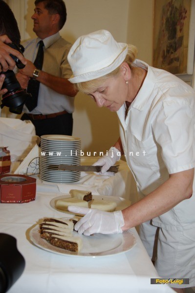 Liburnija.net: Novi opatijski gastronomski suvenir - torta 'Opatijska kamelija'
