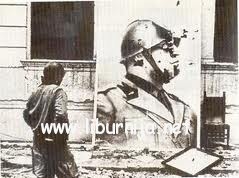 Skidanje omraženih postera (Mussolini)