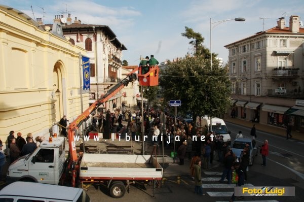 Liburnija.net: Podizanje Pusta i karnevalske zastave @ Opatija