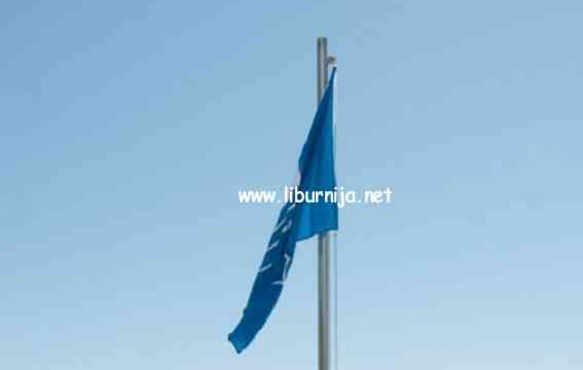 U OKU KAMERE Plava zastava podignuta na Plaži Ičići