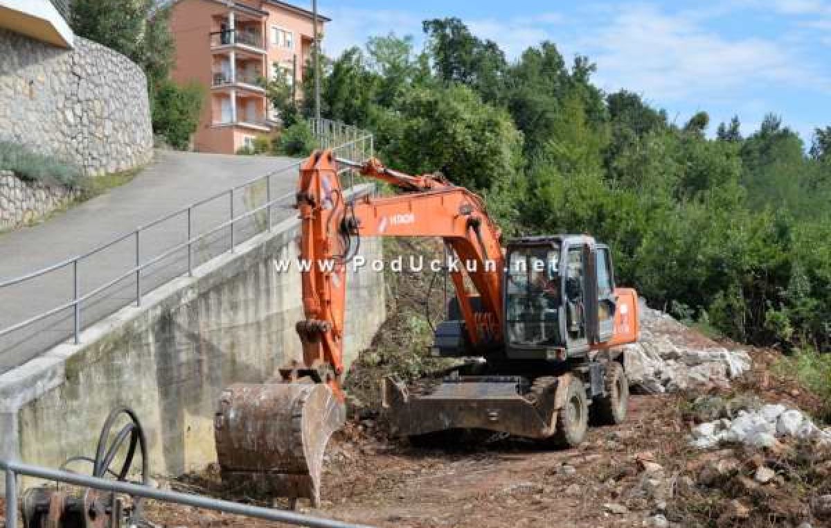 Gradonačelnikov sin Davor Dujmić tražio od Grada suglasnost za gradnju na lokaciji bivših ‘ičićanskih škalina’ @ Opatija