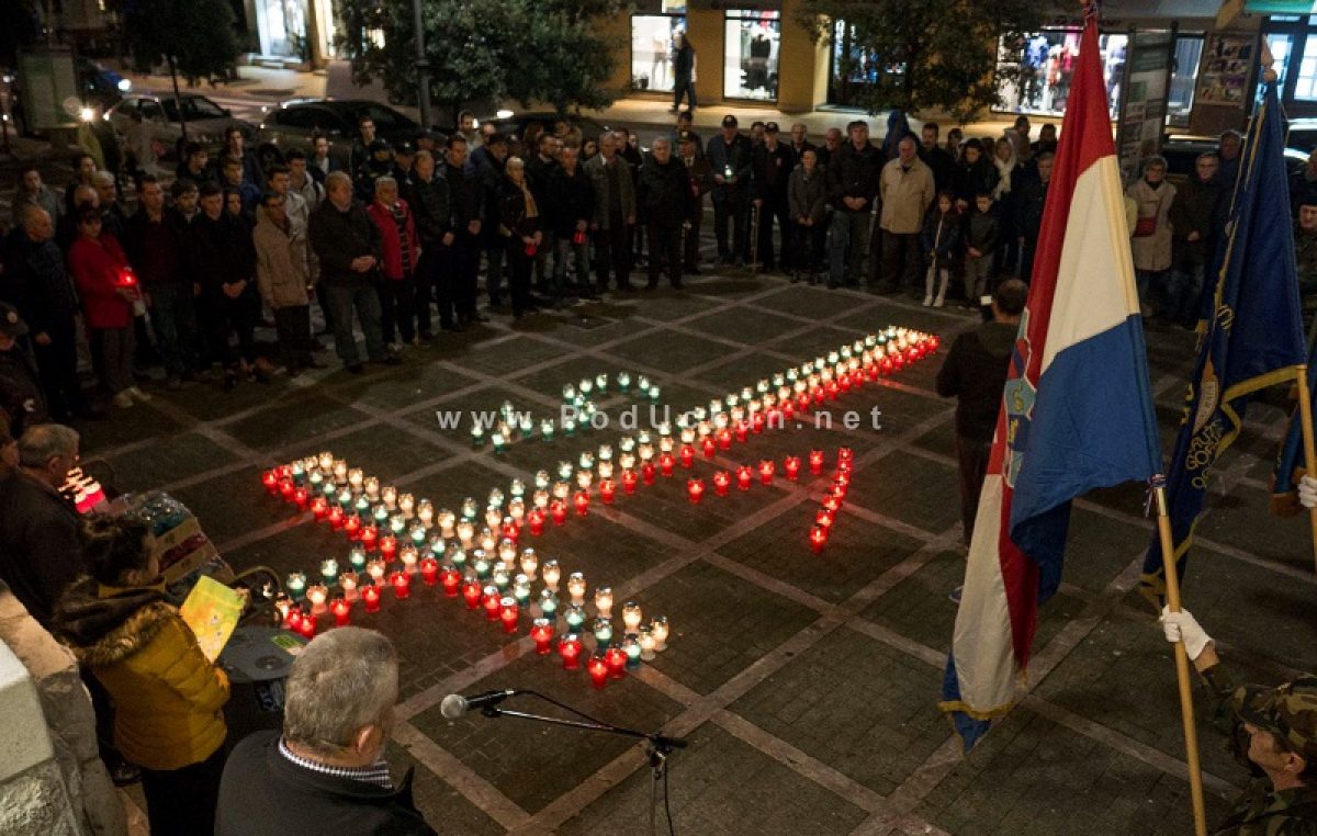 FOTO, VIDEO: Paljenjem svijeća Opatijci odali počast žrtvama Vukovara i Škabrnje