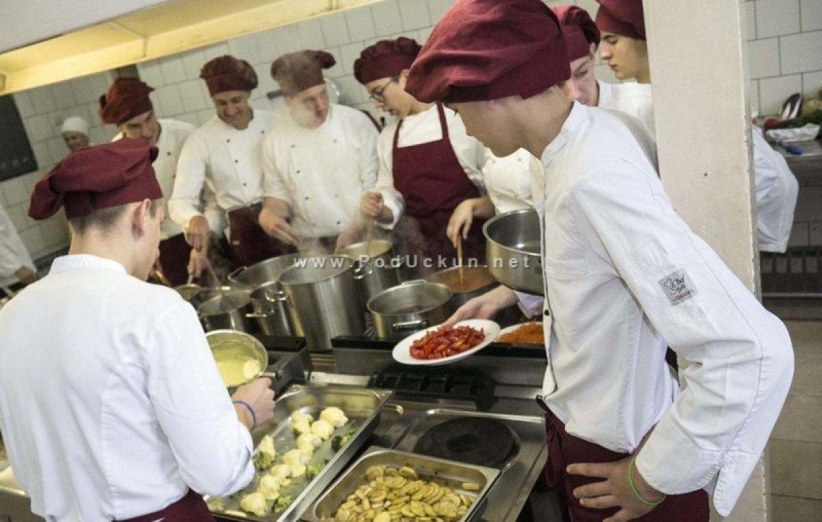 U OKU KAMERE Umjesto u koš, ubaci u padelu i skuhaj još – Učenici Ugostiteljske škole pripremali zdrava i jednostavna jela
