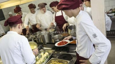 U OKU KAMERE Umjesto u koš, ubaci u padelu i skuhaj još – Učenici Ugostiteljske škole pripremali zdrava i jednostavna jela