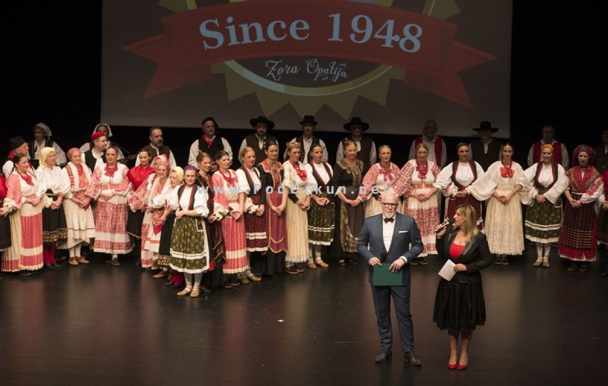 FOTO, VIDEO Folklorni ansambl Zora svečanim koncertom proslavio 70. rođendan