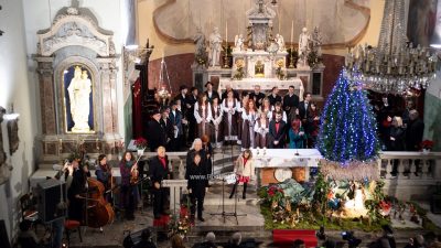 FOTO/VIDEO U prepunoj vološćanskoj crkvi održan koncert ‘Božić je judi’