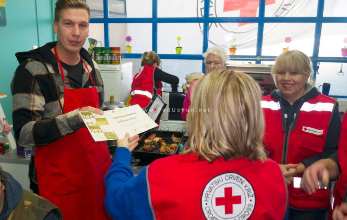 U OKU KAMERE Kristianu Brki uručena Jubilarna plaketa Hrvatskog Crvenog križa za izvanredan doprinos i nesebično pruženu pomoć u ostvarivanju humanitarnih ciljeva