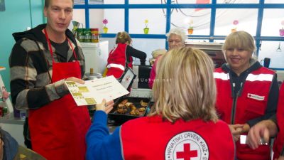 U OKU KAMERE Kristianu Brki uručena Jubilarna plaketa Hrvatskog Crvenog križa za izvanredan doprinos i nesebično pruženu pomoć u ostvarivanju humanitarnih ciljeva