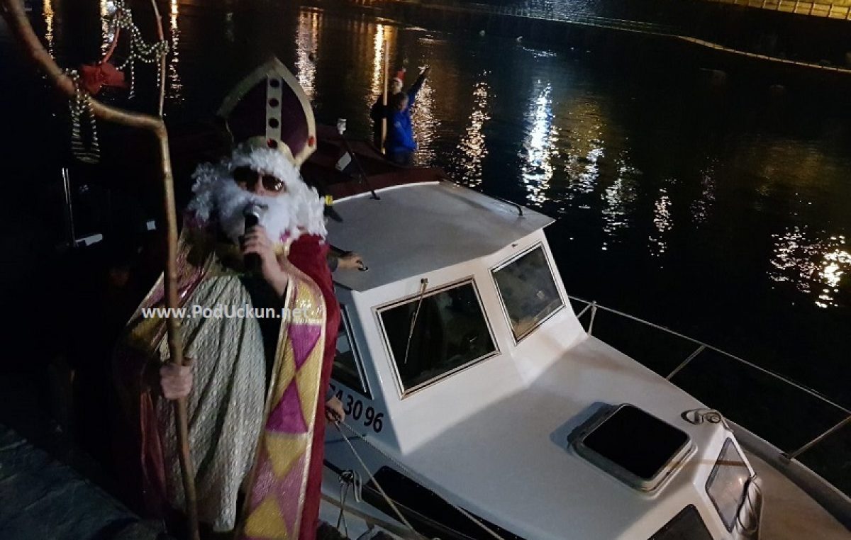 VIDEO Sveti Nikola ponovo stigao brodom i poklonima oduševio brojne mališane @ Ika