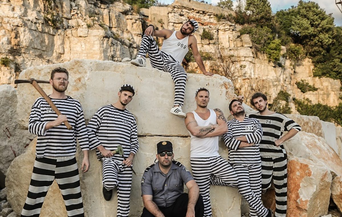 VIDEO Koktelsi predstavili novi singl – Zbog ‘Vozačke’ završili u zatvorskom kamenolomu