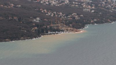 U OKU KAMERE Blatnjavi valovi nakon nasipavanja – Radovi na resortu Costabella more obojali smeđe