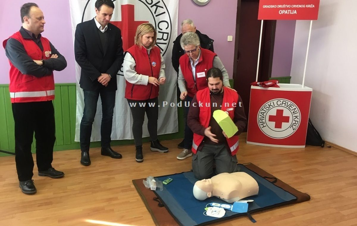 U OKU KAMERE: Donacija defibrilatora opatijskom Crvenom križu