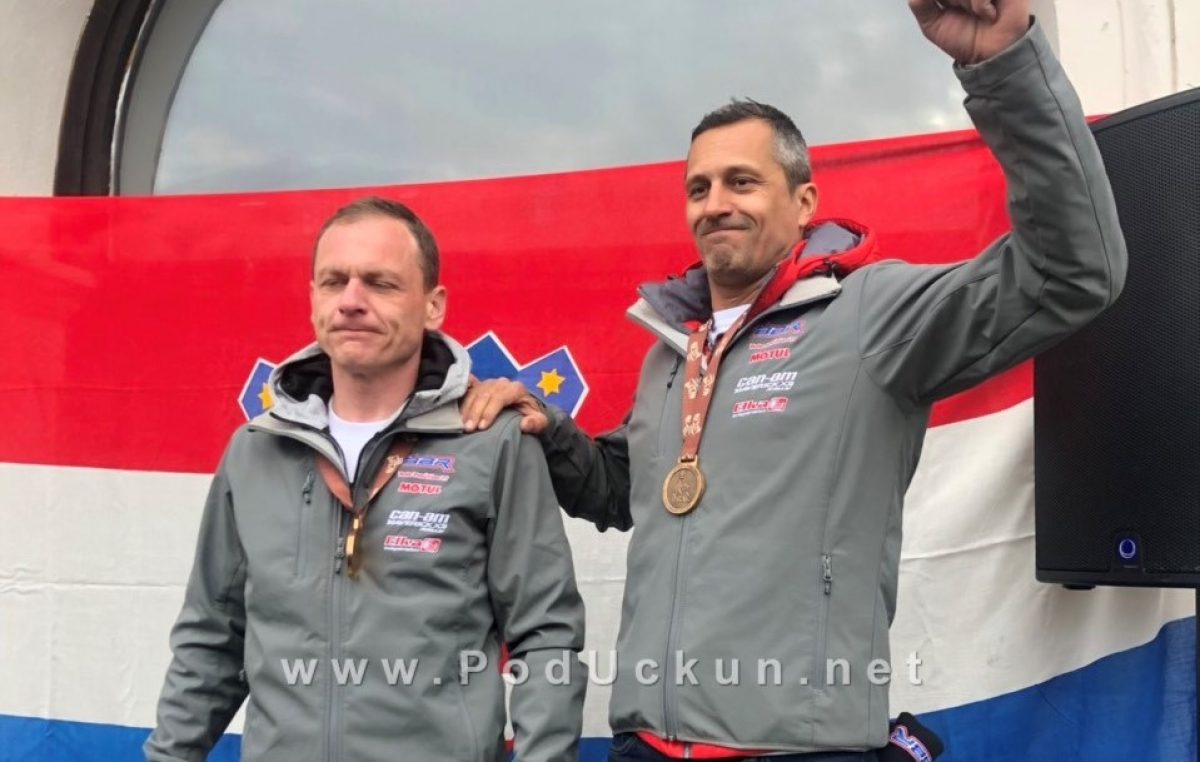 FOTO/VIDEO Upriličen doček Cro Dakar tima – Daniel Šaškin i Saša Bitterman s medaljama stigli u Poreč