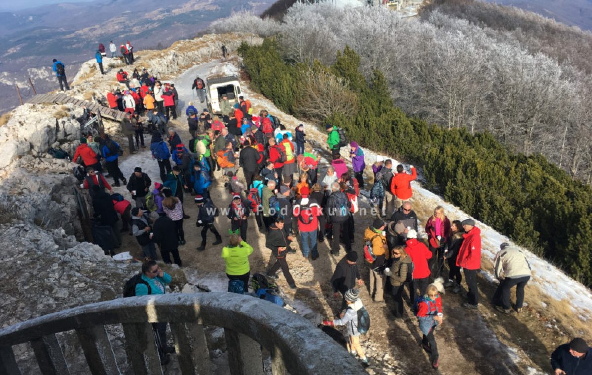 FOTO Tradicionalni planinarski pohod – Dvjestotinjak planinara na vrhu Učke nazdravilo Novoj 2019. godini