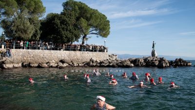 Opatijski kukali iz morskih valova odaslali svoju čestitku i otvorili sezonu kupanja @ Opatija