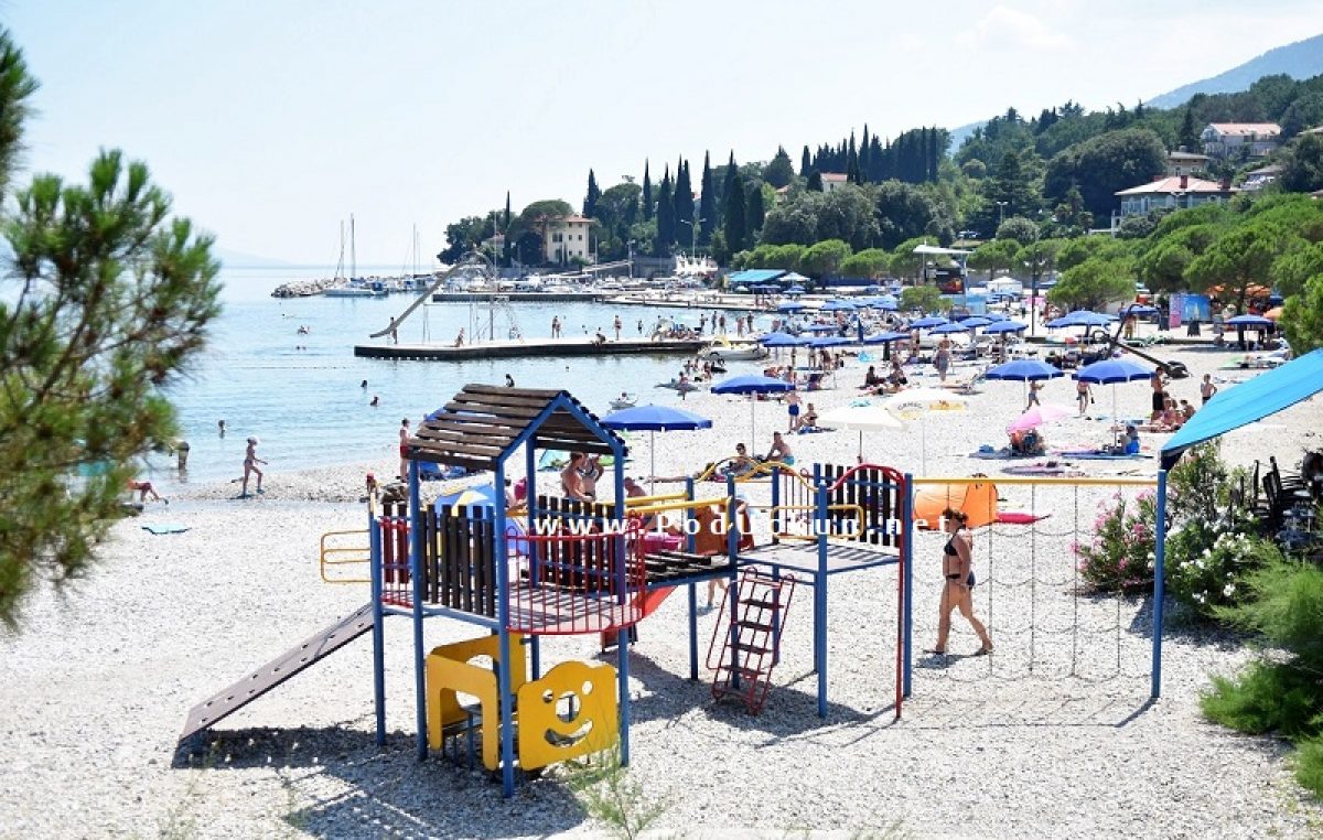 Ove godine bez ‘borbe za ležaljke’ u Ičićima – Županija odlučila plažu dati u koncesiju