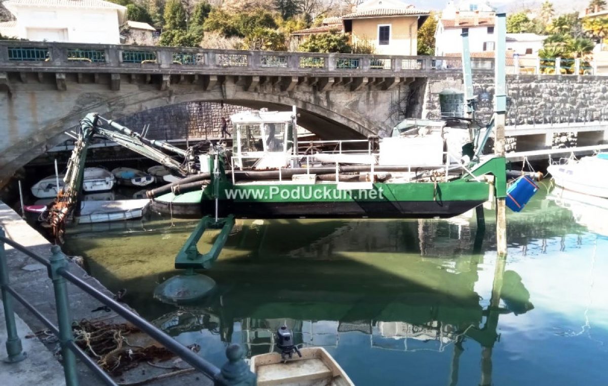 Nastavljeni radovi na produbljivanju podmorja u lučici Ičići, najavljen i veliki projekt na rivi u Mošćeničkoj Dragi
