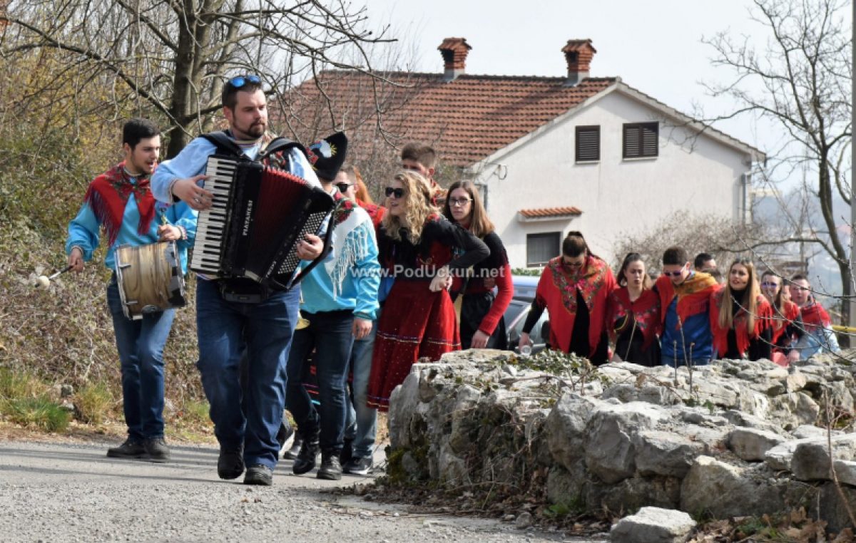 Rukavački zvončari po užance obahajali kuće svojga komuna @ Rukavac