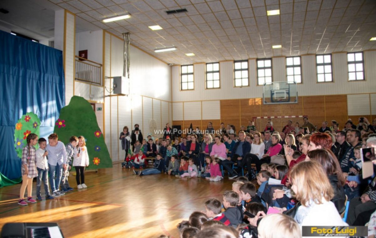 FOTO Školskom priredbom i predstavljanjem rezultata akcije ‘Zajedno do pametne ploče’ obilježen Dan škole @ Brešca