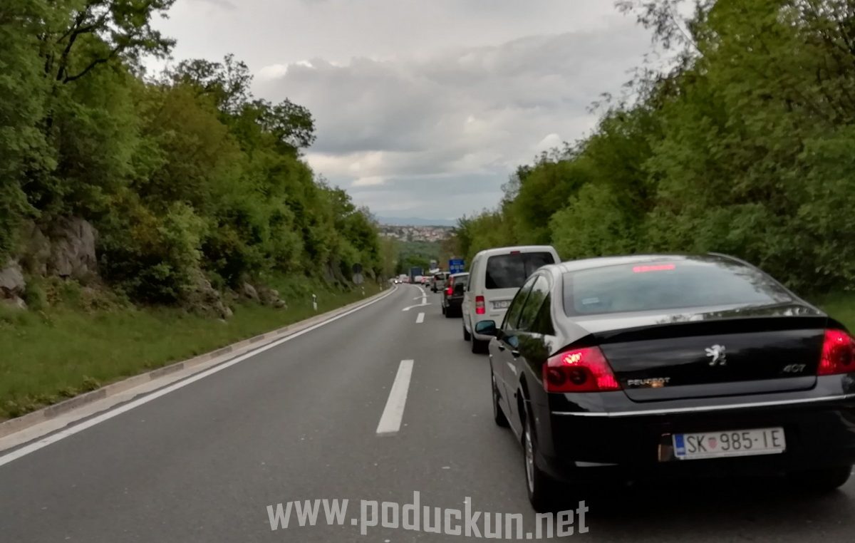 U oku kamere: Kilometarska kolona na izlazu s tunelske ceste – Auti stoje sve do Benčinića