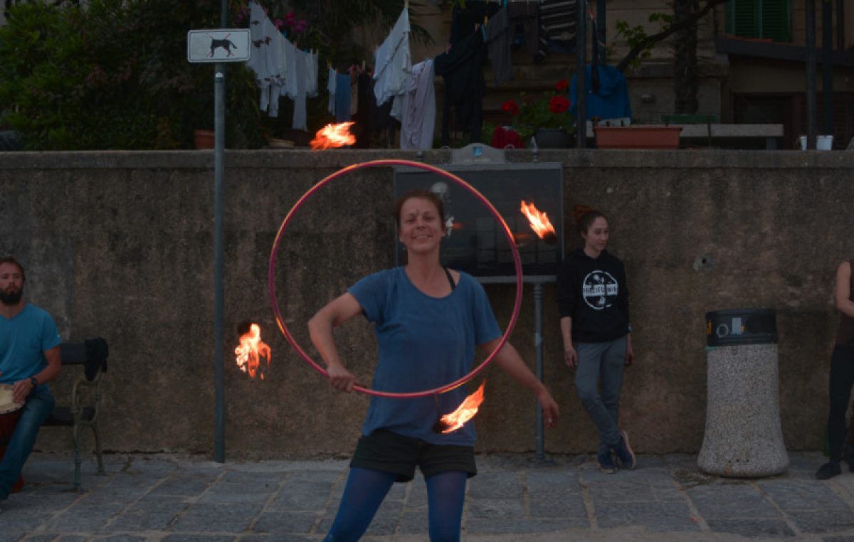 Cirkuski street show Emilia the Balancera oduševio posjetitelje Buvljaka u Voloskom