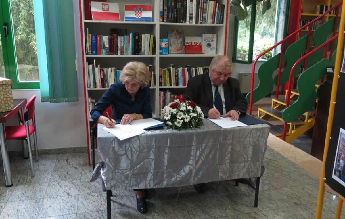 Gradska knjižnica i čitaonica ”Viktor Car Emin” potpisala ugovor o sestrinstvu s gradskom knjižnicom iz Krakova