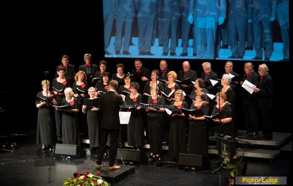 FOTO/VIDEO Slavljeničkim koncertom Pjevački zbor DVD-a Opatija proslavio pola stoljeća kontinuiranog rada