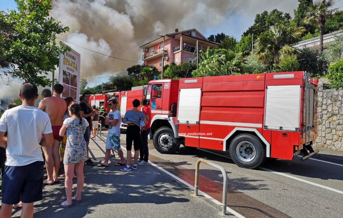 VIDEO/FOTO Požar u Medveji: Gori restoran Špajza, zbog akcije gašenja cesta je blokirana i stvaraju se gužve