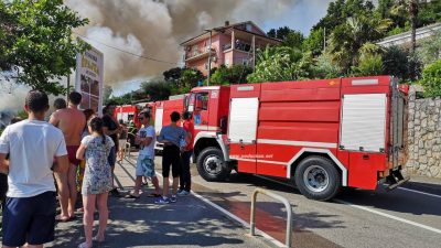 VIDEO/FOTO Požar u Medveji: Gori restoran Špajza, zbog akcije gašenja cesta je blokirana i stvaraju se gužve