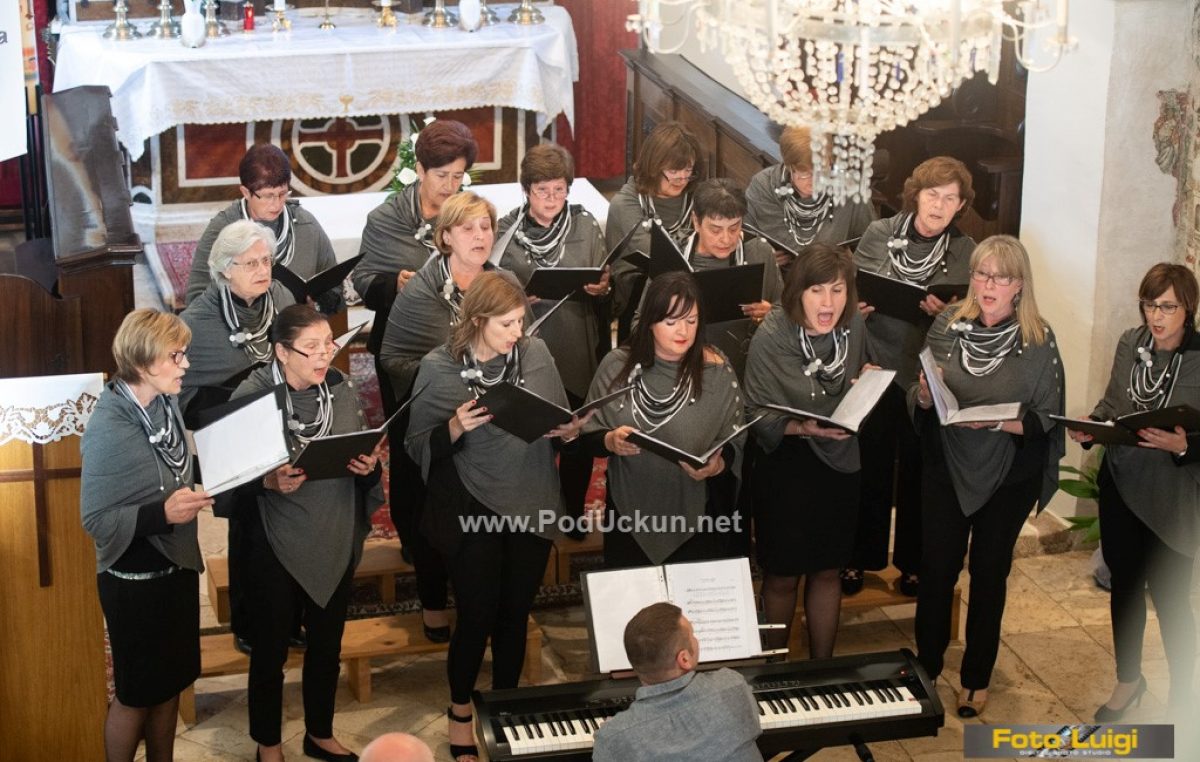 FOTO Svečanim koncertom Župnog zbora sv. Jurja obilježena je deseta godišnjica postojanja i djelovanja zbora Opatijskog dekanata @ Brseč