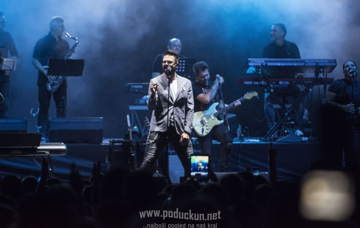 FOTO/VIDEO Petar Grašo ispunio Ljetnu pozornicu dobrom atmosferom, popularnim melodijama i ljubavnim stihovima