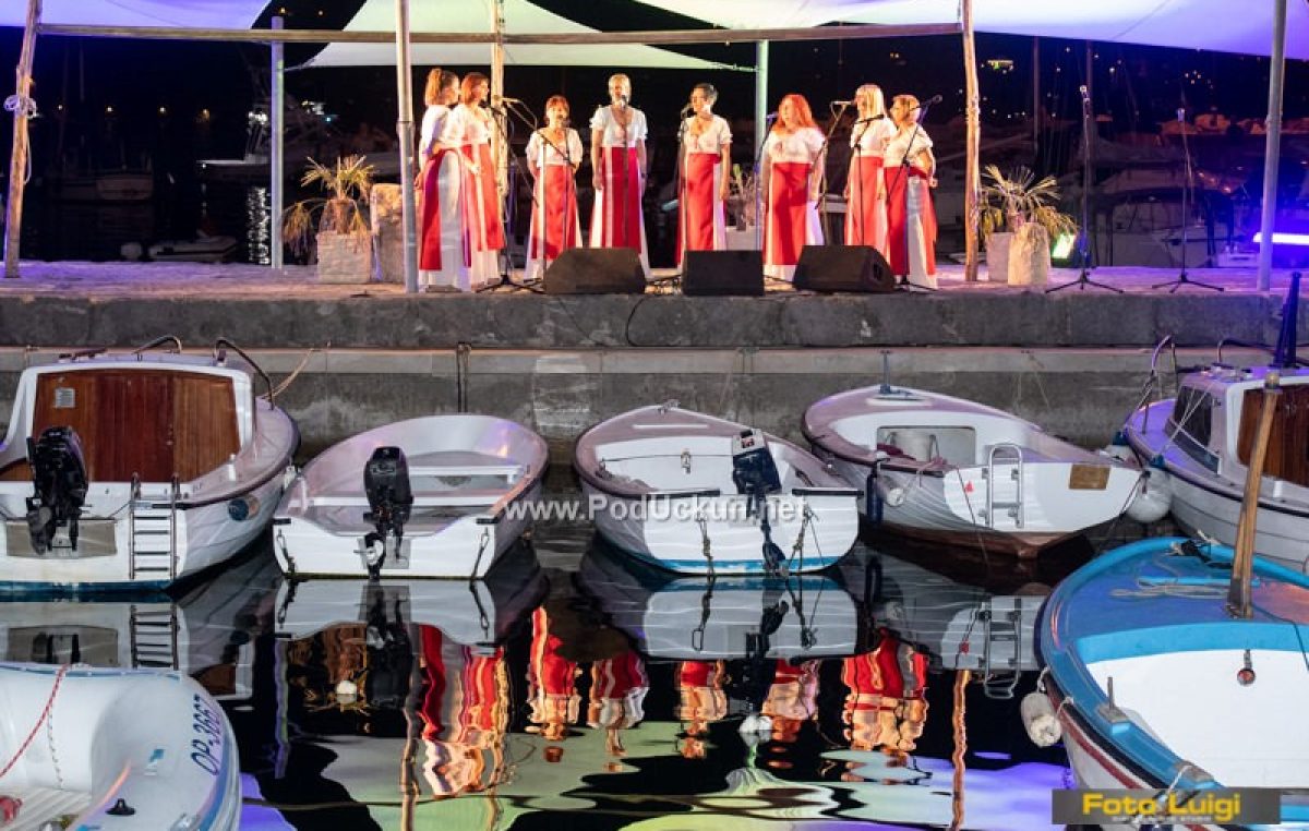 VIDEO/FOTO: Prekrasna pjesma ispunila vrelu vološćansku noć – Klape va Mandraće ponovo oduševile brojnu publiku