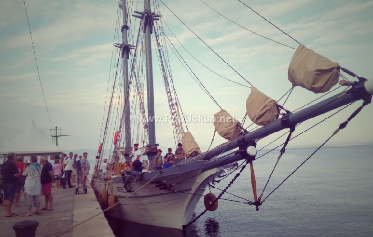 FOTO/VIDEO Uplovljavanjem broda Nerezinac svečano otvorena Mala barka – Klapa Iskon raspjevala drašku rivu
