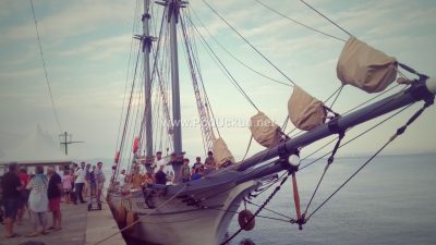 FOTO/VIDEO Uplovljavanjem broda Nerezinac svečano otvorena Mala barka – Klapa Iskon raspjevala drašku rivu