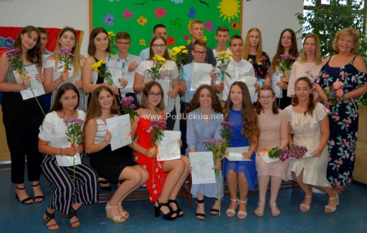FOTO Svečanost u OŠ Brešca – S osnovnom školom oprostilo se dvadeset učenika osmog razreda