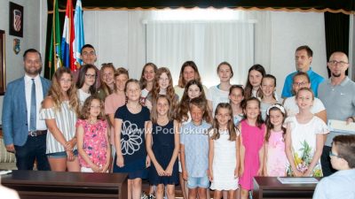 U OKU KAMERE Odlikaši i izvrsni učenici na svečanom primanju kod načelnika Simoniča – Gina Uhač učenica generacije
