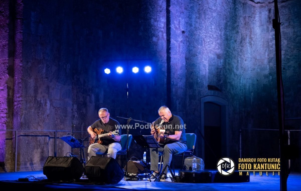 Zoran Predin u intimnoj kastavskoj atmosferi održao sjajan koncert i predstavio knjigu ‘Glavom kroz zid’