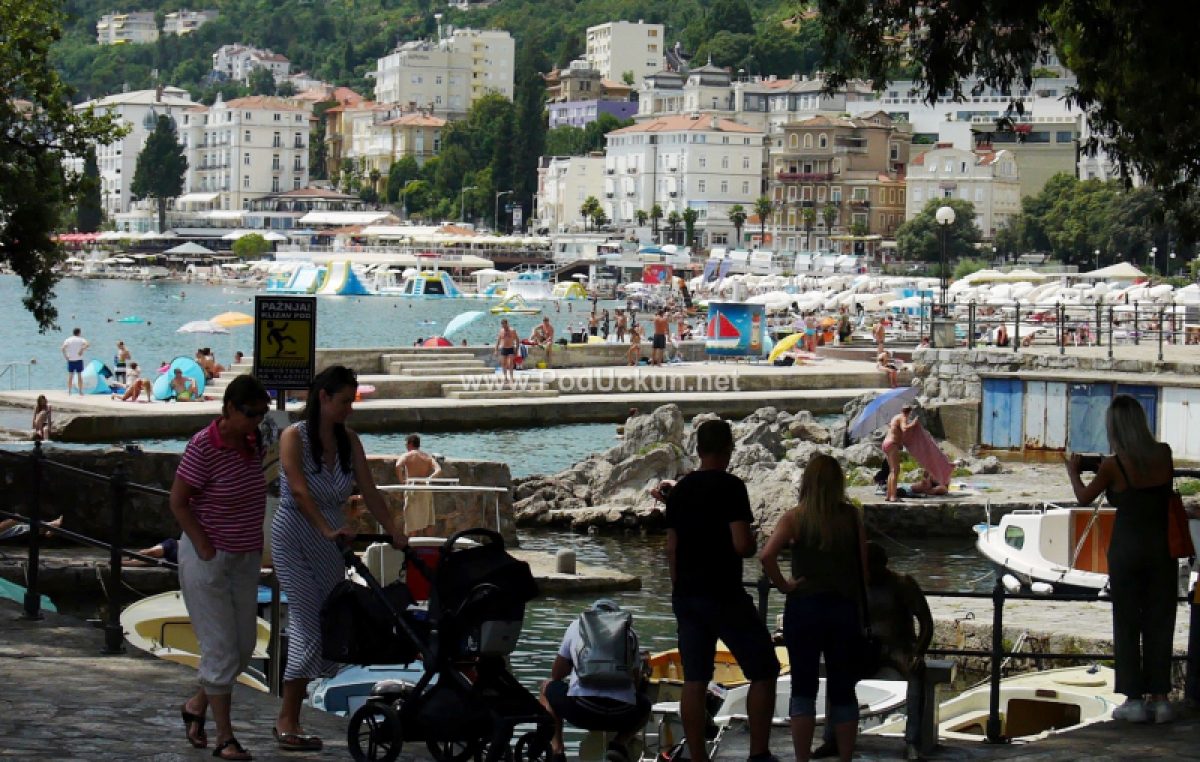 Privremena zabrana kupanja na dijelu plaže Slatina zbog testiranja kvalitete vode