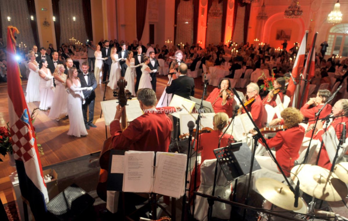 FOTO/VIDEO U Kristalnoj dvorani hotela Kvarner sinoć je održan tradicionalni Bečki bal @ Opatija