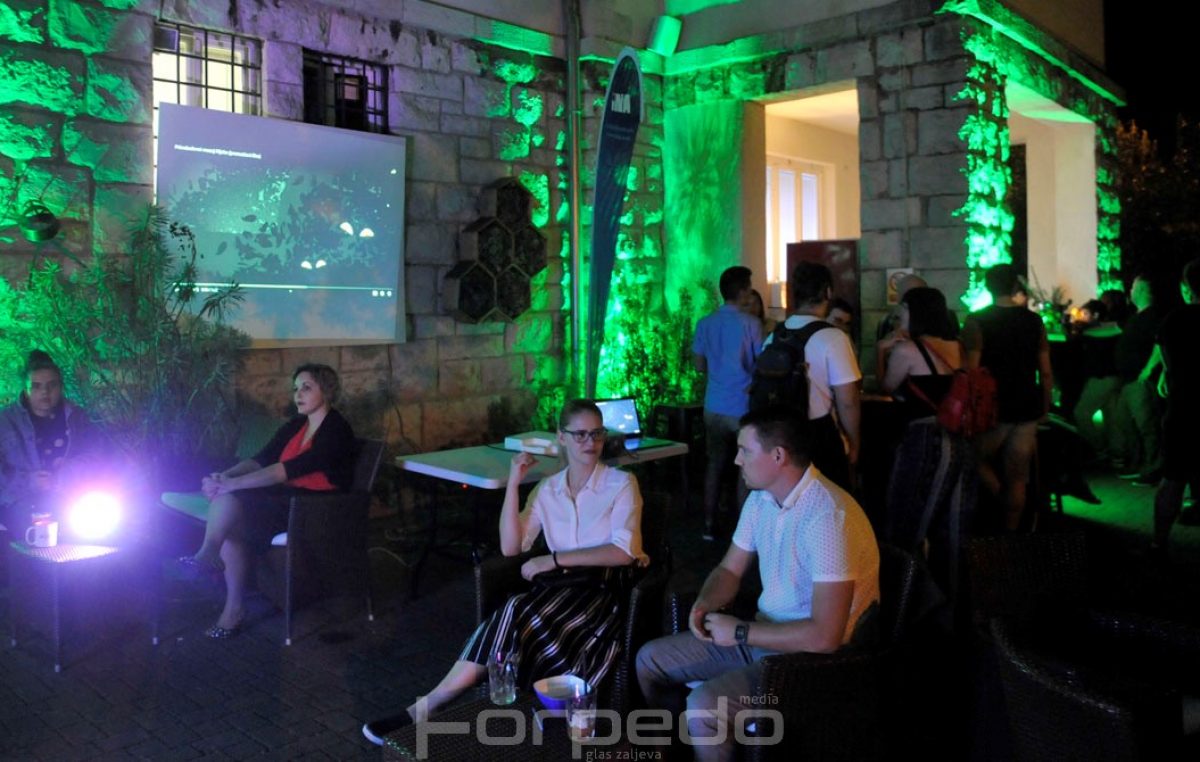 FOTO Hologramski medo, stolne igre i Playstation turnir te večernja zabava privukli mlade u Prirodoslovni muzej Rijeka