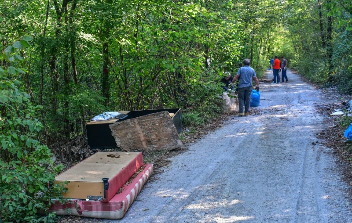 Zelena čistka u Kastvu – Dvadesetak volontera čistilo šumu na granici s općinom Viškovo