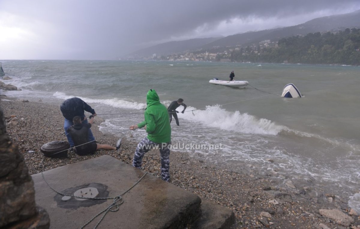 FOTO/VIDEO Snažno jugo donijelo „podivljale“ valove, obilne kiše potopile cijelu Liburniju
