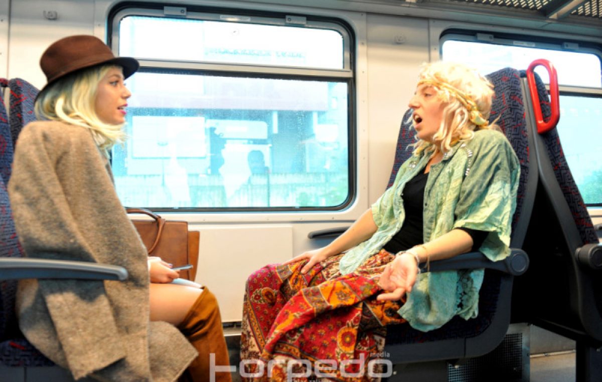 FOTO/VIDEO Komedija o vlaku predstavljena u vlaku od Rijeke do Matulja: Svaka izvedba predstave ‘HŽ i mi’ kasnit će barem 15 minuta!