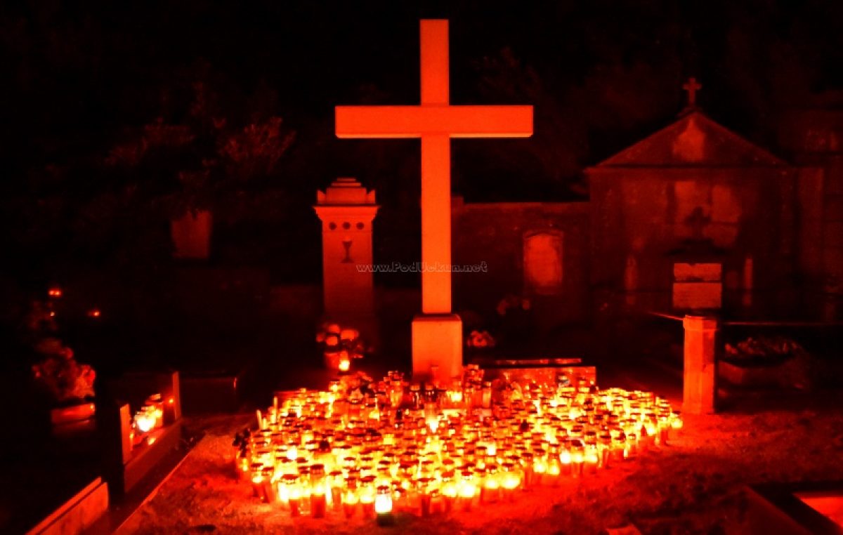 VIDEO Sjećanje na drage pokojnike – Stotine lumina obasjali liburnijska groblja na blagdan Svih svetih