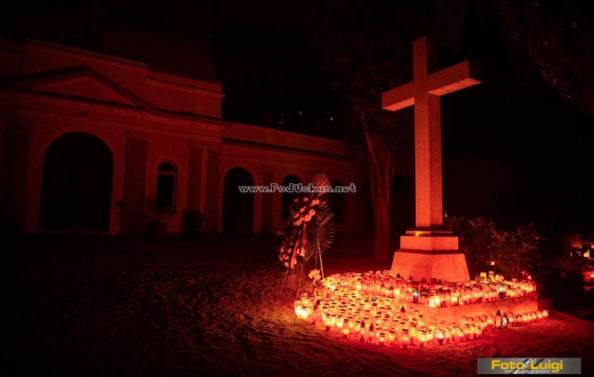 Sjećanje na drage pokojnike – Stotine lumina obasjale liburnijska groblja na blagdan Svih svetih